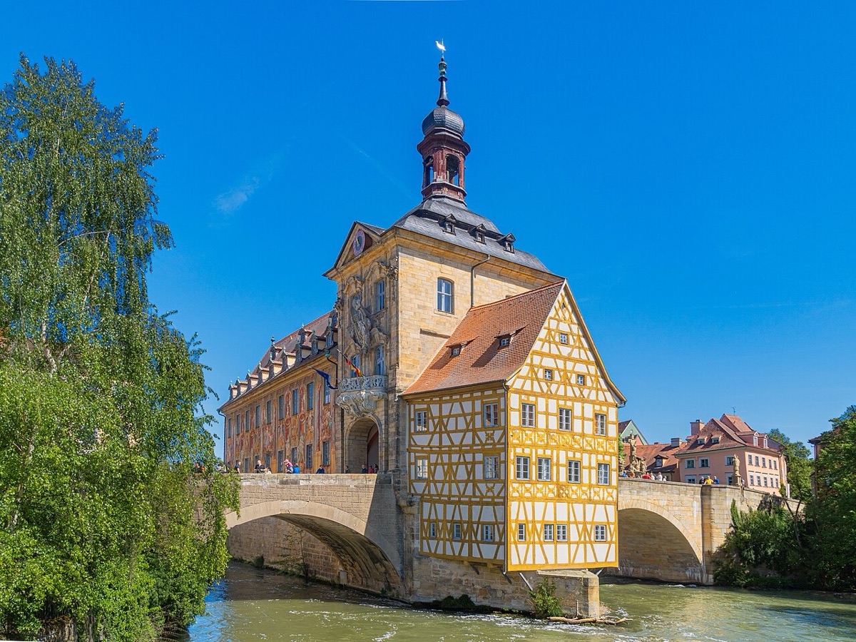 Illustration: Altes Rathaus im Fluss