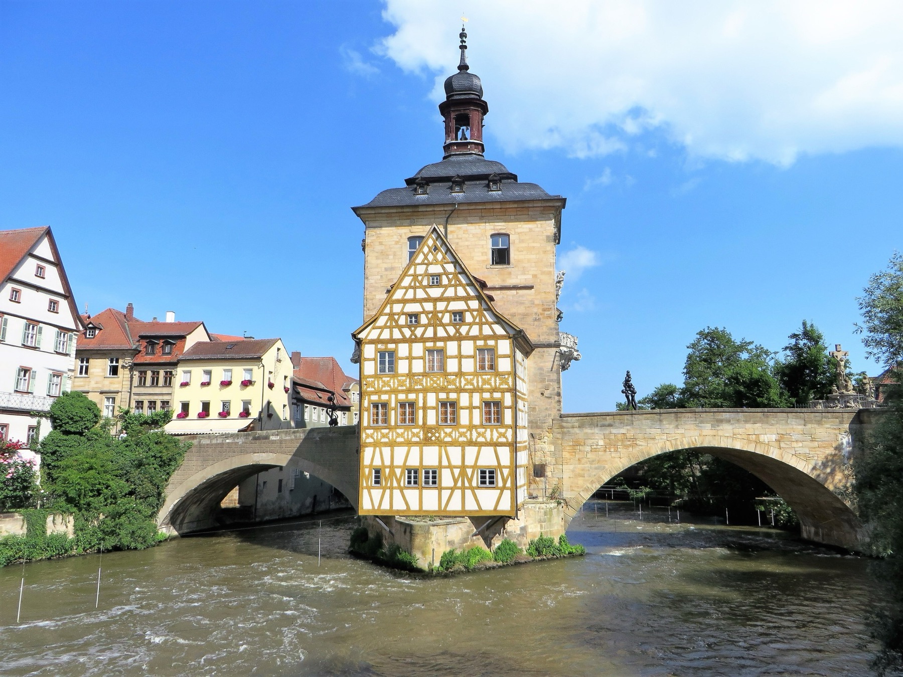 Das Alte Rathaus in Bamberg mitten in der Regnitz