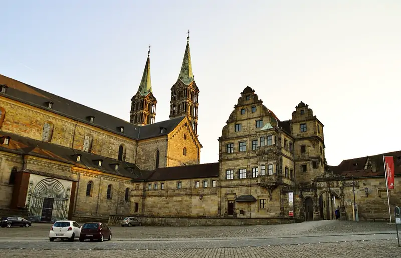 Domplatz mit Dom und Alter Hofhaltung