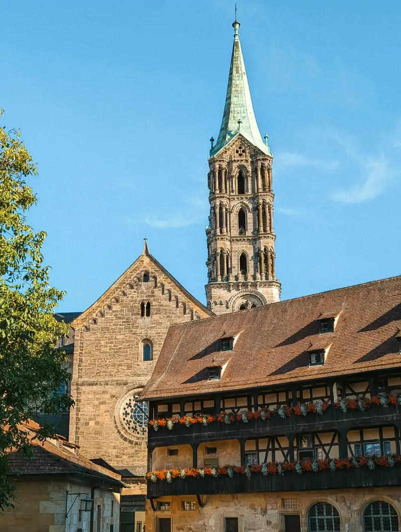 Der Bamberger Dom mit Alter Hofhaltung unter blauem Himmel