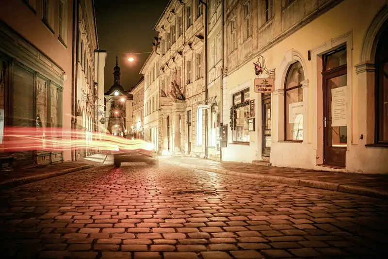 Gasse in der Bamberger Altstadt bei Nacht